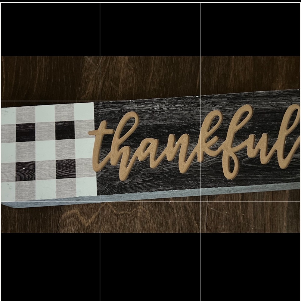 Thankful shelf sitter